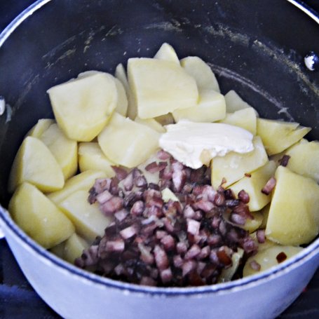 Krok 7 - Barszcz - krem szczawiowy i puree ziemniaczane z kiełbaską i cebulką foto
