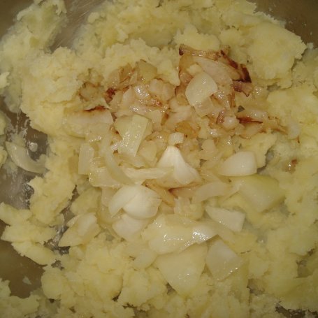 Krok 8 - Barszcz z wkładką z gniecionych ziemniaków i cebuli foto