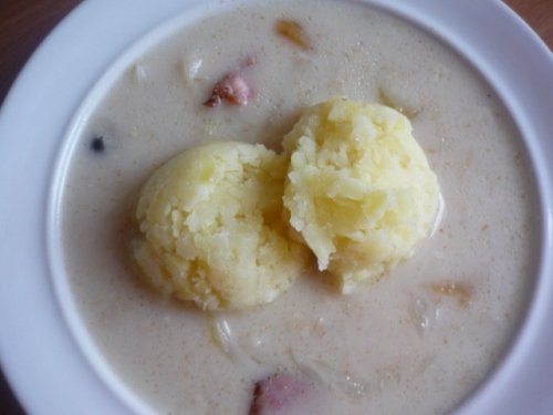Fotografia przedstawiająca Barszczyk biały z cebulką i ziemniakami