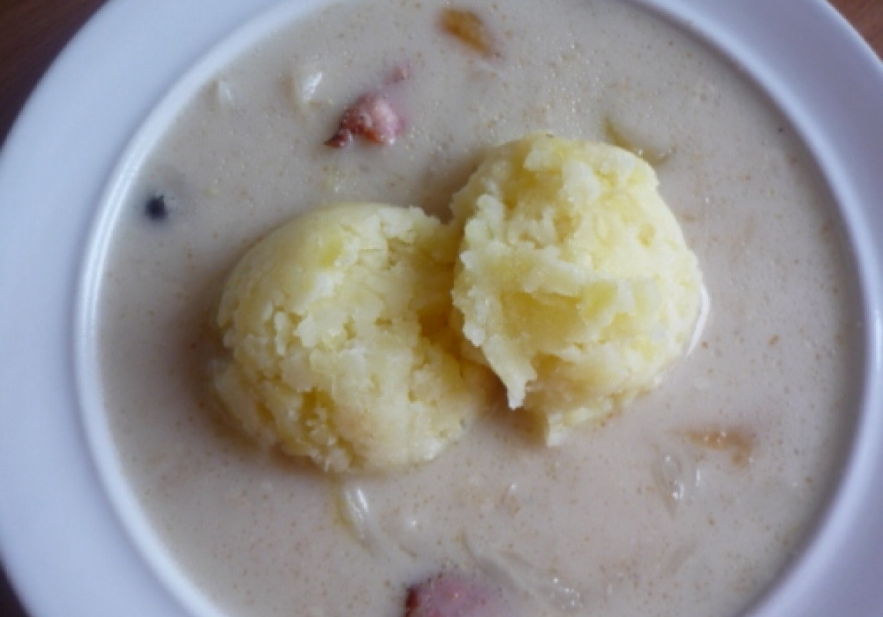 Barszczyk biały z cebulką i ziemniakami foto