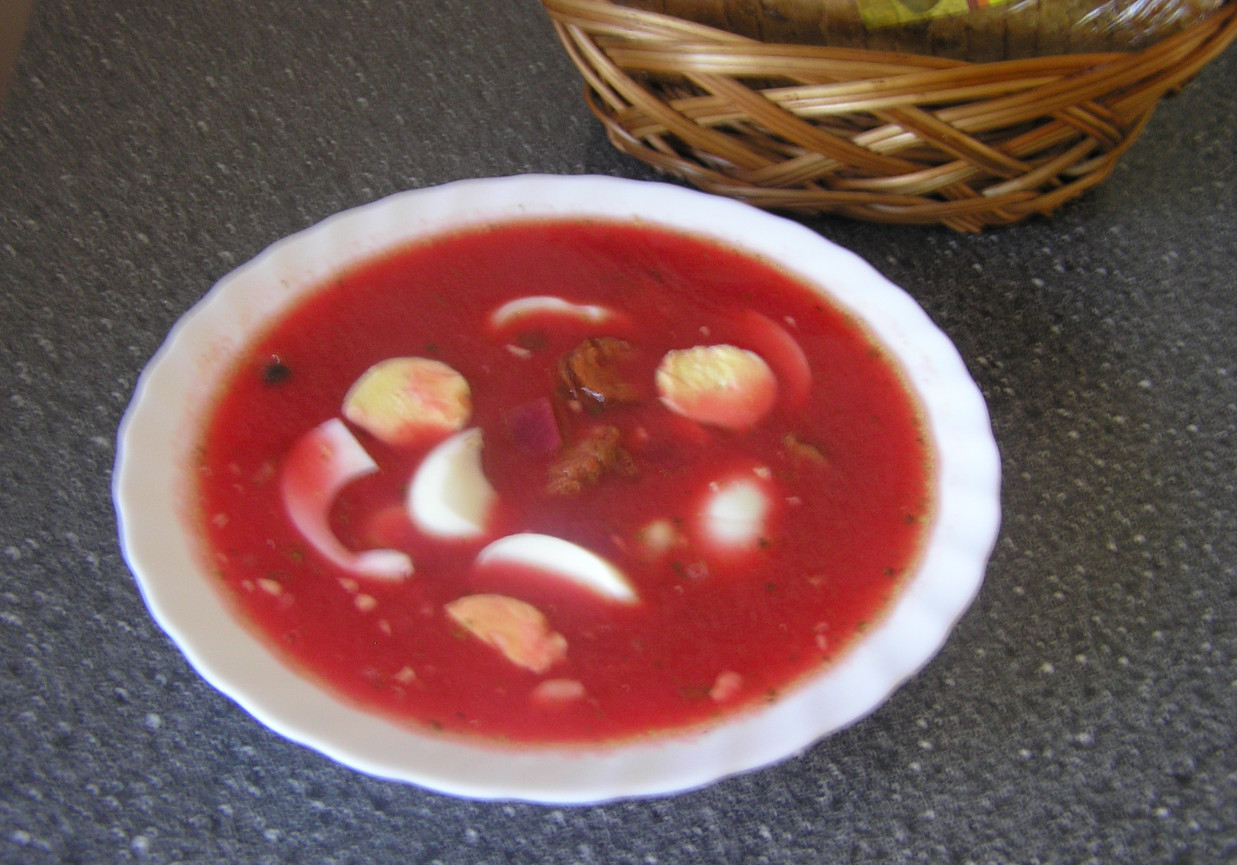 Barszczyk czerwony z jajkiem i wiejską kiełbaską foto