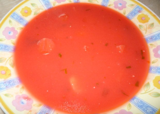 Fotografia przedstawiająca barszczyk czerwony z ziemniaczkami