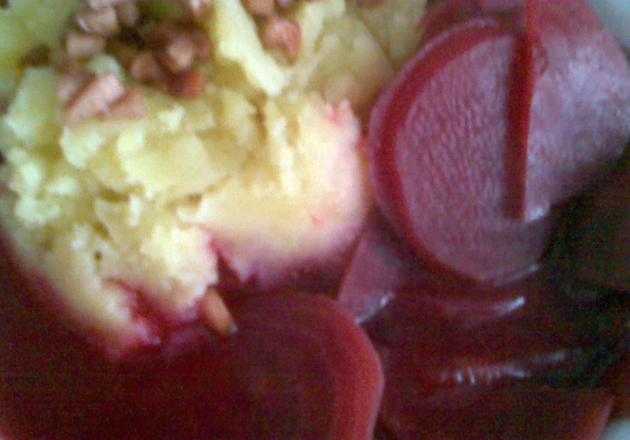 Barszczyk czerwony z  ziemniaczkami foto