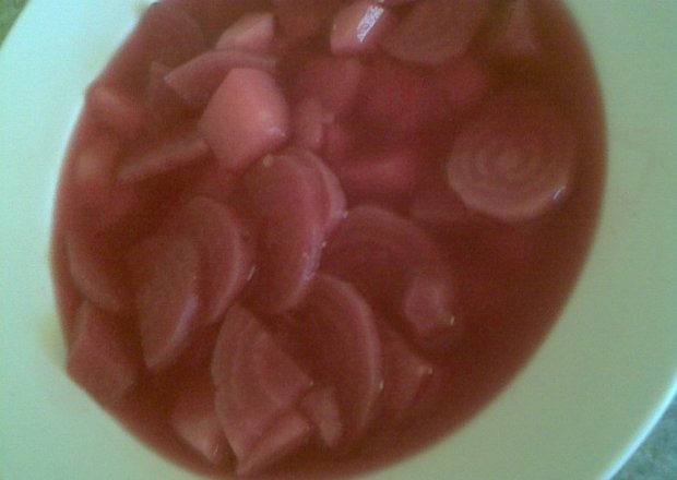 Fotografia przedstawiająca Barszczyk czerwony z ziemniakami na słodko