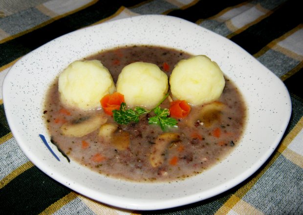 Fotografia przedstawiająca Barszczyk z kaszanką do ziemniaków