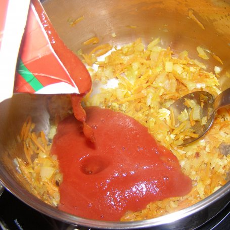 Krok 2 - baza do potraw: sos pomidorowy domowy... foto