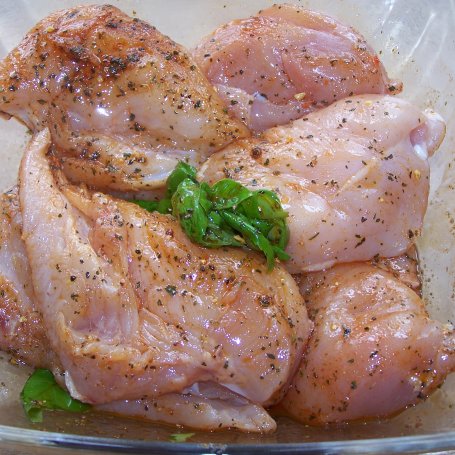 Krok 2 - Bazylia z kurczakiem to smaczne połączenie, czyli pierś z bazylia pieczona foto