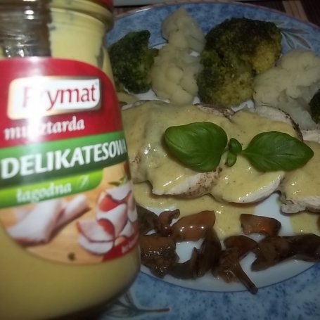 Krok 8 - Bazyliowa rolada z sosem serowo-musztardowym i marynowanymi rydzami foto