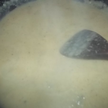 Krok 6 - Bazyliowa rolada z sosem serowo-musztardowym i marynowanymi rydzami foto