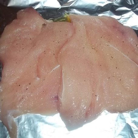 Krok 1 - Bazyliowa rolada z sosem serowo-musztardowym i marynowanymi rydzami foto