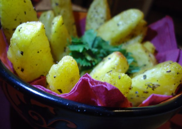 Fotografia przedstawiająca Bazyliowe ćwiartki ziemniaków