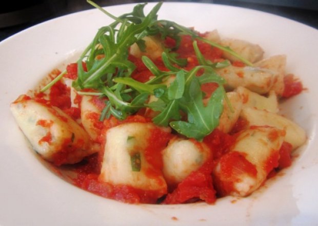 Fotografia przedstawiająca bazyliowe gnocchi z sosem pomidorowym