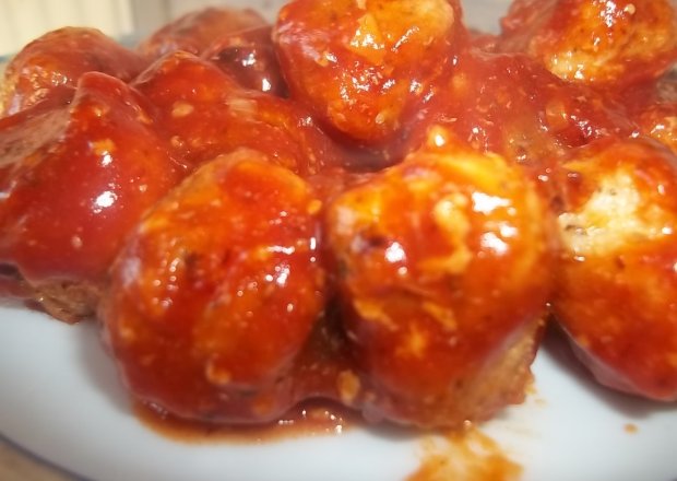 Fotografia przedstawiająca Bazyliowe kuleczki w ketchupie
