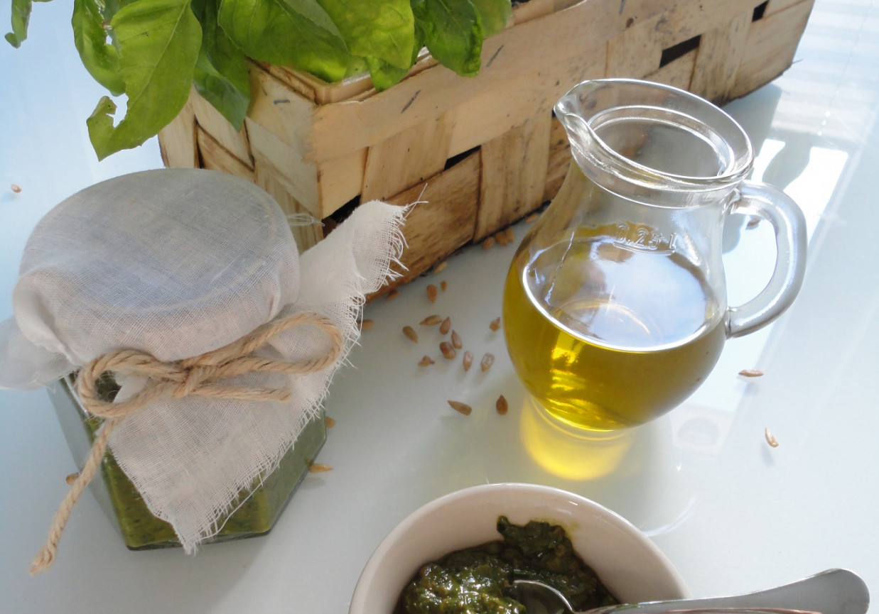 Bazyliowe pesto z ziarnami słonecznika foto