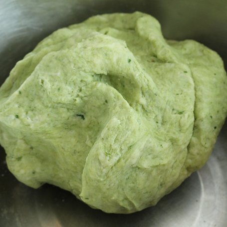 Krok 3 - Bazyliowe pierogi z truskawkami foto