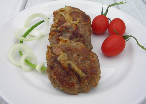 Fotografia przedstawiająca Befsztyki z mięsa mielonego z cebulką