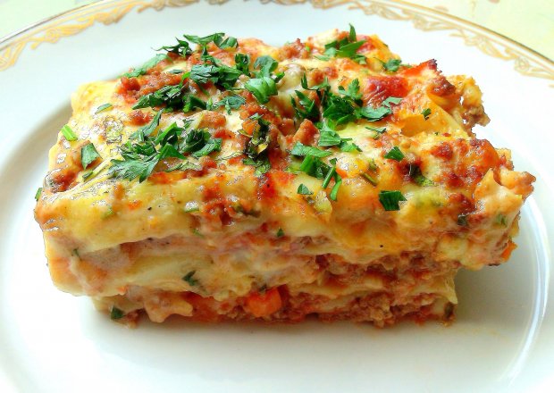 Fotografia przedstawiająca Beszamelowa lasagne z wołowiną i warzywami