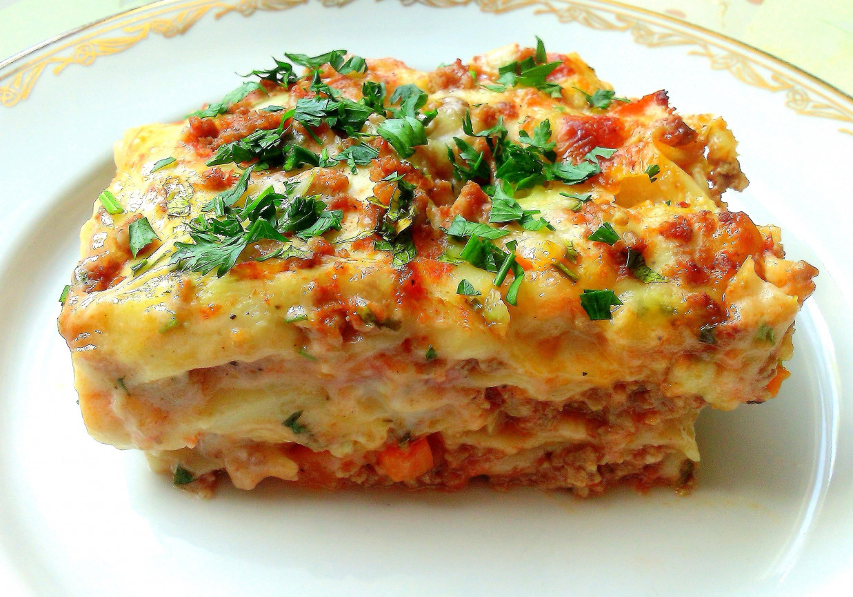 Beszamelowa lasagne z wołowiną i warzywami foto