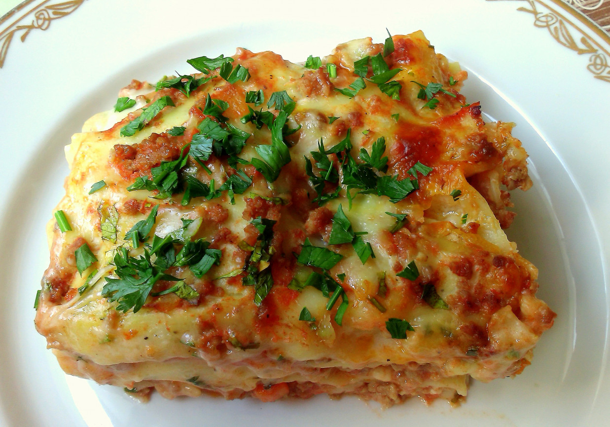 Beszamelowa lasagne z wołowiną i warzywami foto