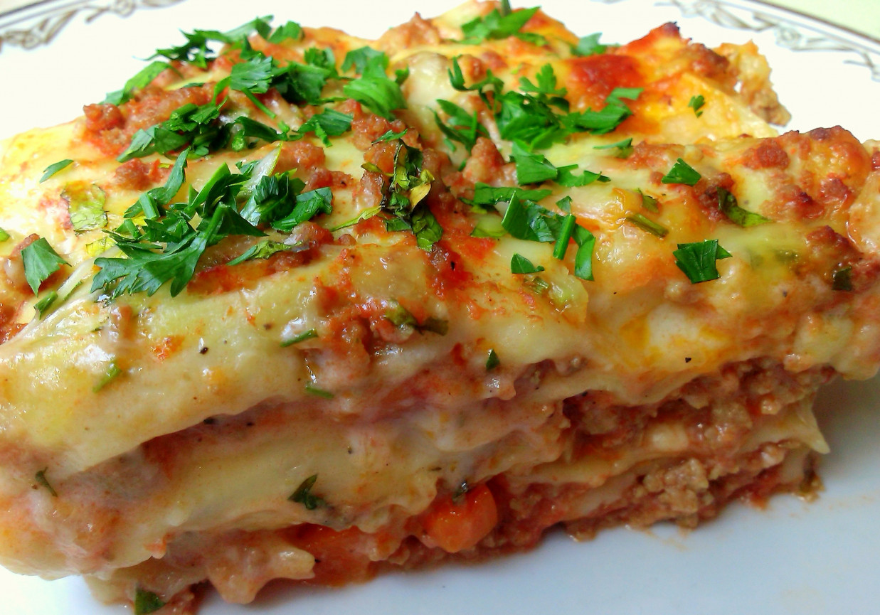 Beszamelowa lasagne z wołowiną i warzywami foto