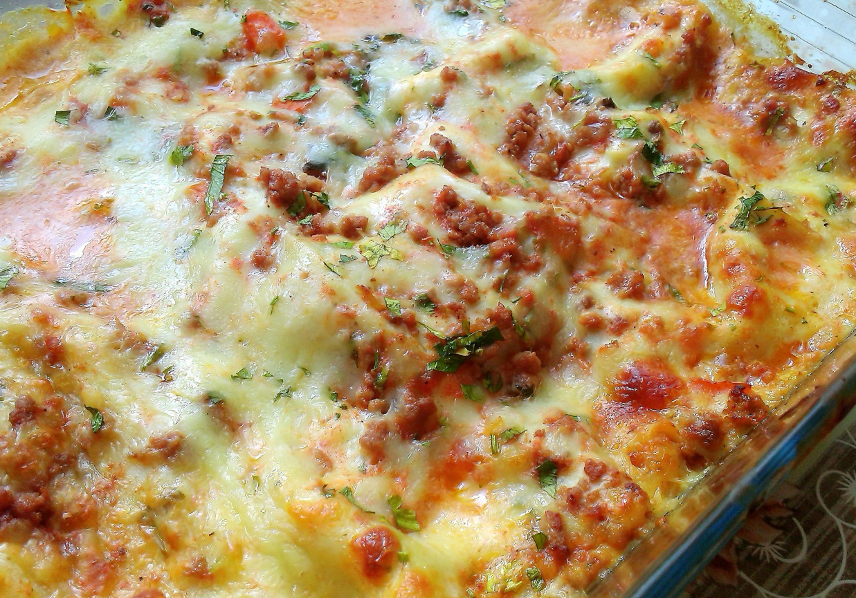 Beszamelowa lasagne z wołowiną i warzywami foto