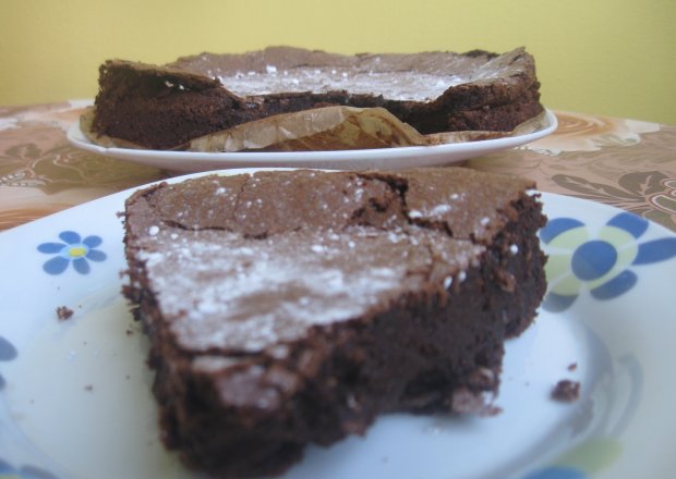 Fotografia przedstawiająca Bez mączne ciasto czekoladowo - limonkowe