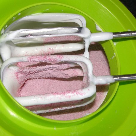 Krok 5 - beza ze śmietaną galaretkową i ananasami... foto