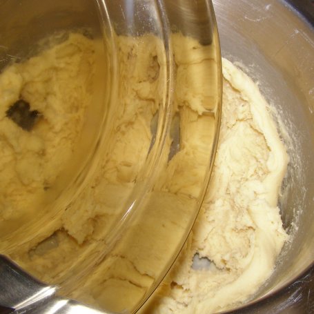 Krok 2 - bezglutenowe ciasto drożdżowe z truskawkami... foto