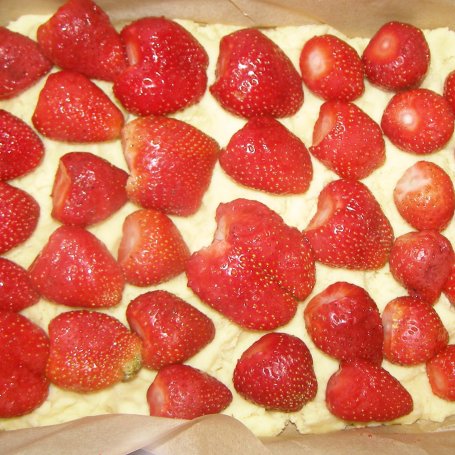 Krok 4 - bezglutenowe ciasto drożdżowe z truskawkami... foto