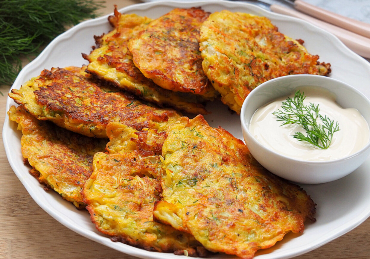 Bezglutenowe placki z kapusty, pora i marchewki foto