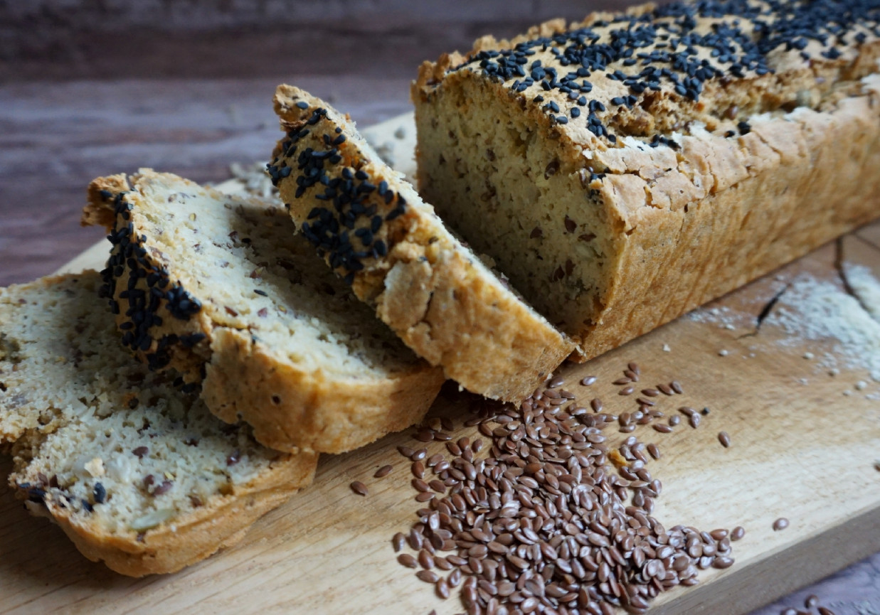 Bezglutenowy chleb drożdżowy z ziarnami i orzechami foto