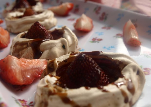 Fotografia przedstawiająca Beziki z truskawkami i czekoladą