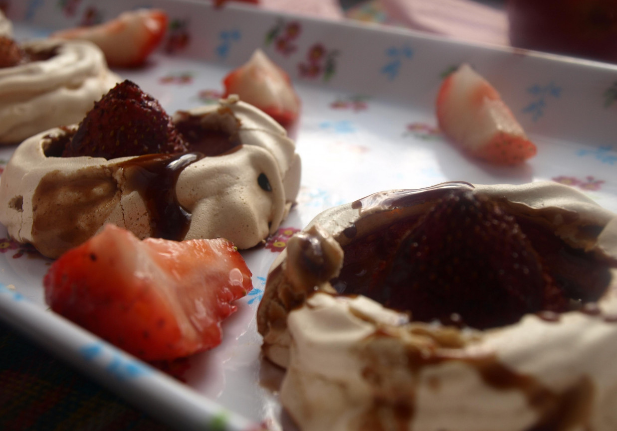 Beziki z truskawkami i czekoladą foto