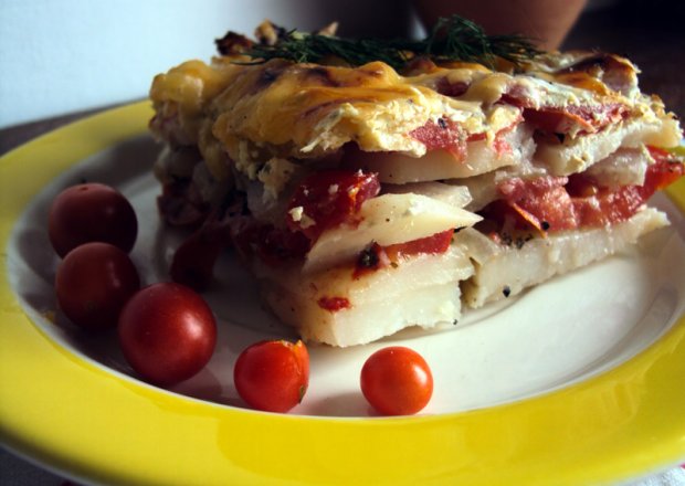 Fotografia przedstawiająca Bezmięsna zapiekanka ziemniaczana z pomidorami