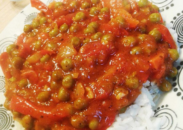 Fotografia przedstawiająca Bezmięsny sos do ryżu z groszkiem.