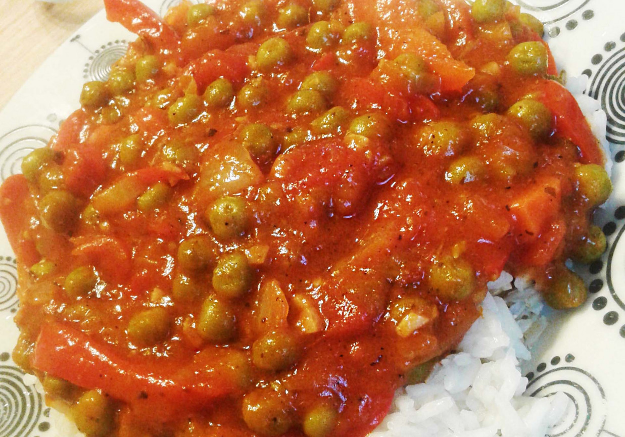 Bezmięsny sos do ryżu z groszkiem. foto