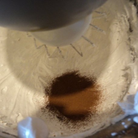 Krok 3 - Bezowe ciasteczka  orzechowo kawowe  z masą cappucino  foto