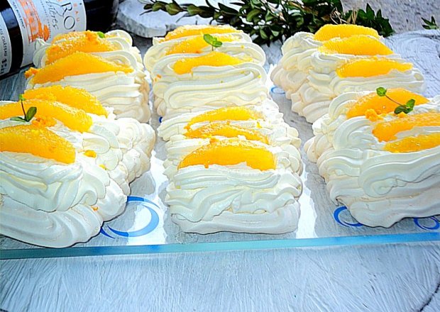 Fotografia przedstawiająca Bezowe ciasteczka z kremem pomarańczowym