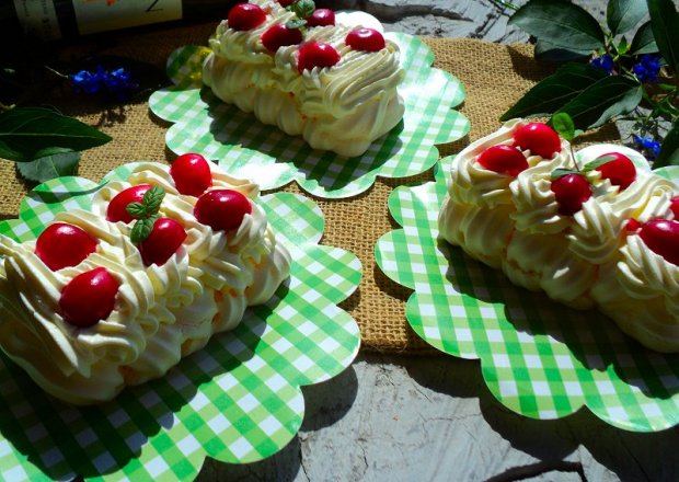 Fotografia przedstawiająca Bezowe ciastka z masą mascarpone i czereśniami