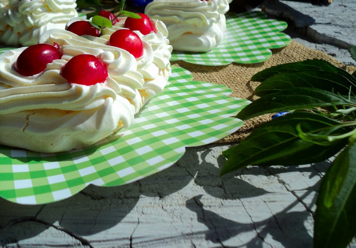 Bezowe ciastka z masą mascarpone i czereśniami  foto