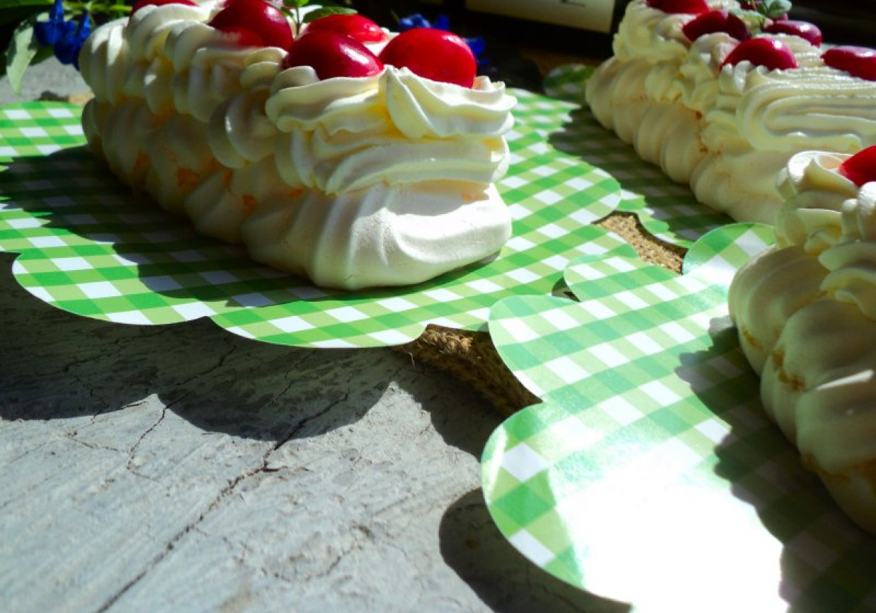 Bezowe ciastka z masą mascarpone i czereśniami  foto