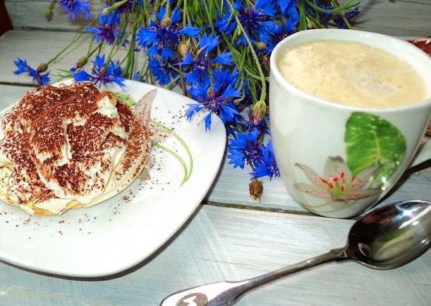 Fotografia przedstawiająca Bezowe ciastko z masą kawową