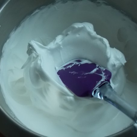Krok 1 - Bezowe tartaletki z kremem śliwkowym foto