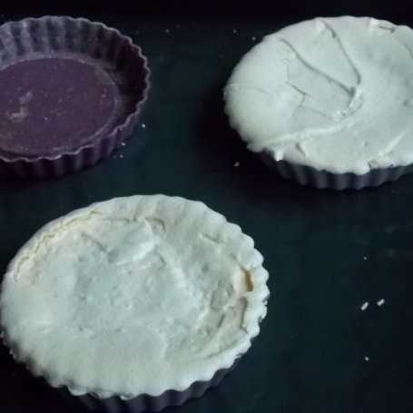 Krok 2 - Bezowe tartaletki z kremem śliwkowym foto