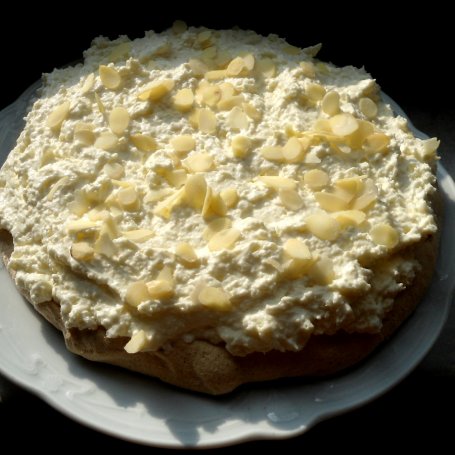 Krok 6 - Bezowy tort migdałowy z mascarpone, kokosem i amaretto foto