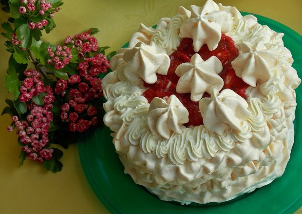 Fotografia przedstawiająca Bezowy tort rabarbarowo-malinowy