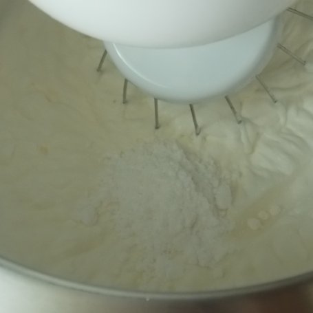 Krok 1 - Bezowy tort rabarbarowo-malinowy foto