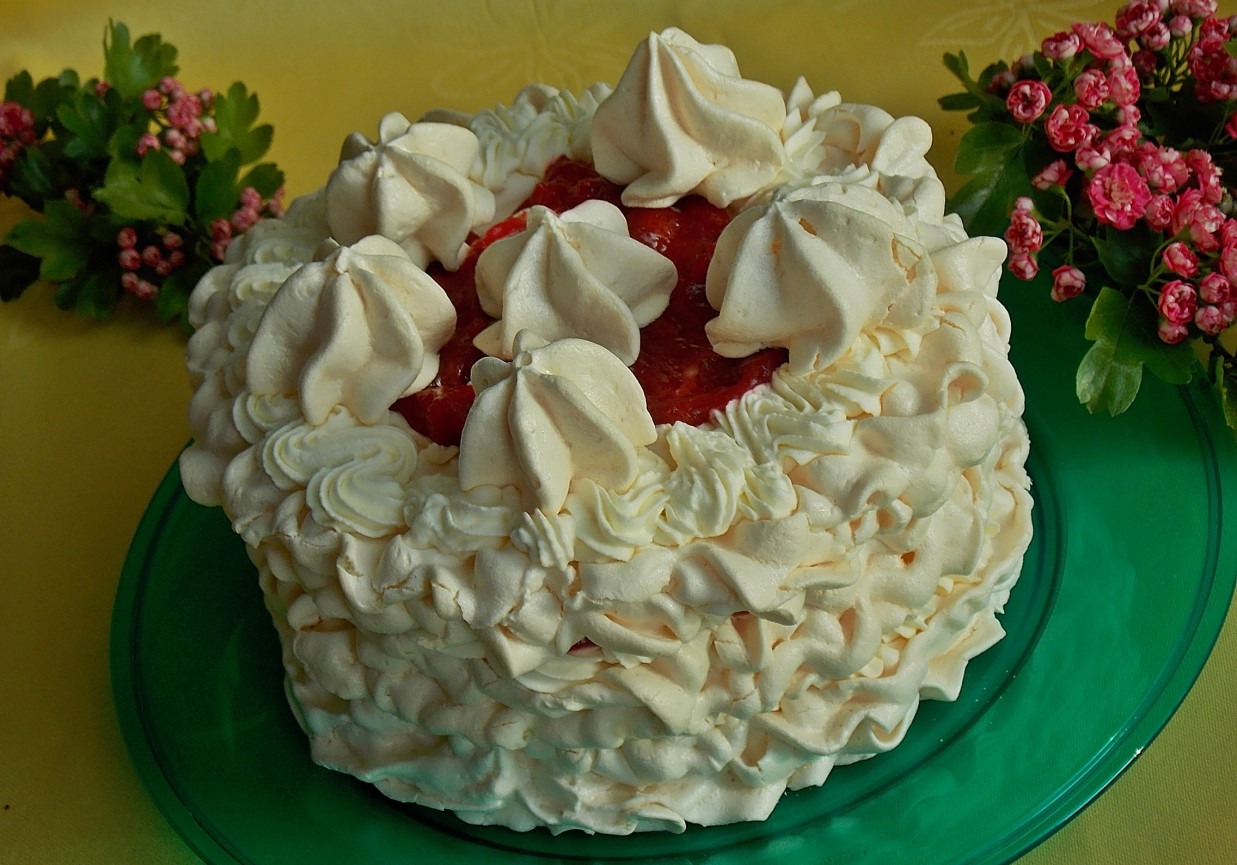 Bezowy tort rabarbarowo-malinowy foto