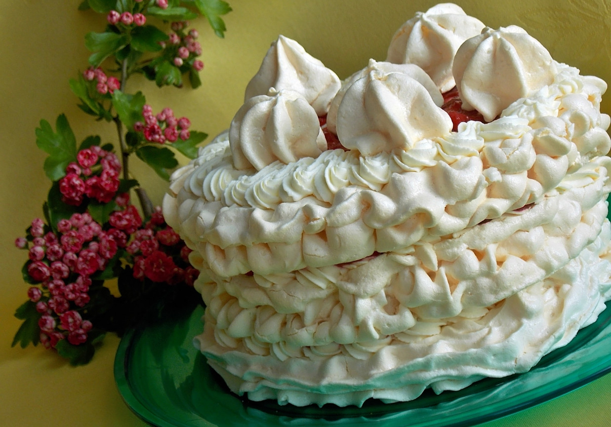 Bezowy tort rabarbarowo-malinowy foto