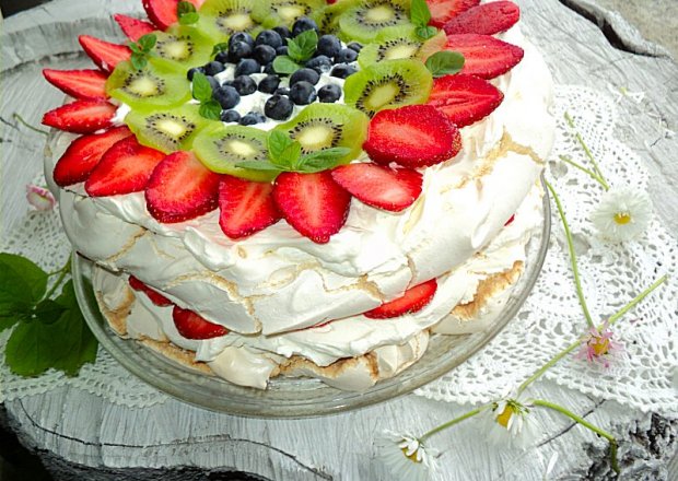 Fotografia przedstawiająca Bezowy tort z owocami